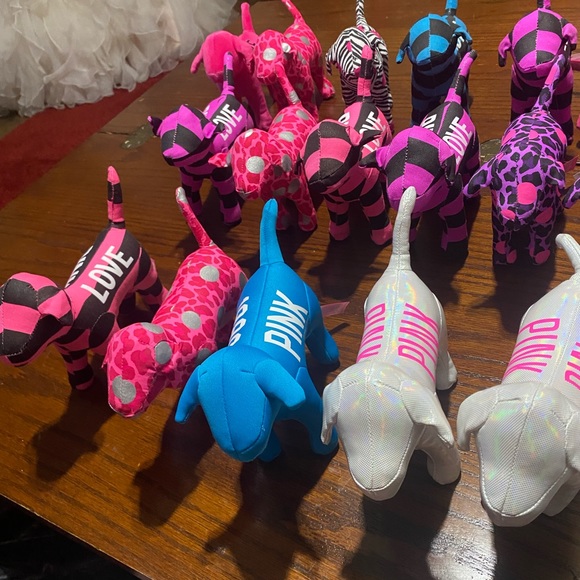 Bundle of 30 VS Pink dogs - Picture 4 of 10